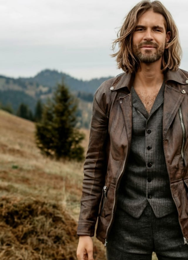 Tradition trifft auf Moderne: Lederhosen und Lederrock in der zeitgenössischen Mode